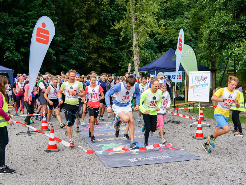 Die 170 LäuferInnen waren am Start beim ersten Charity Run rund um den Hechtsee dabei.